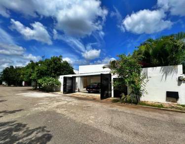 Fotografía 1 de Residencial Xcanatun: Encantadora Casa Amueblada De Una Planta Con Piscina