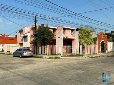 Fotografía 7 de Casa En Esquina En El Centro Con Amplio Terreno, A Solo 1 Calle De Av. Itzaes