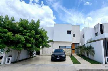 Fotografía 2 de Casa En Venta En Privada De Cholul, Con Piscina Y Recamara En Planta Baja